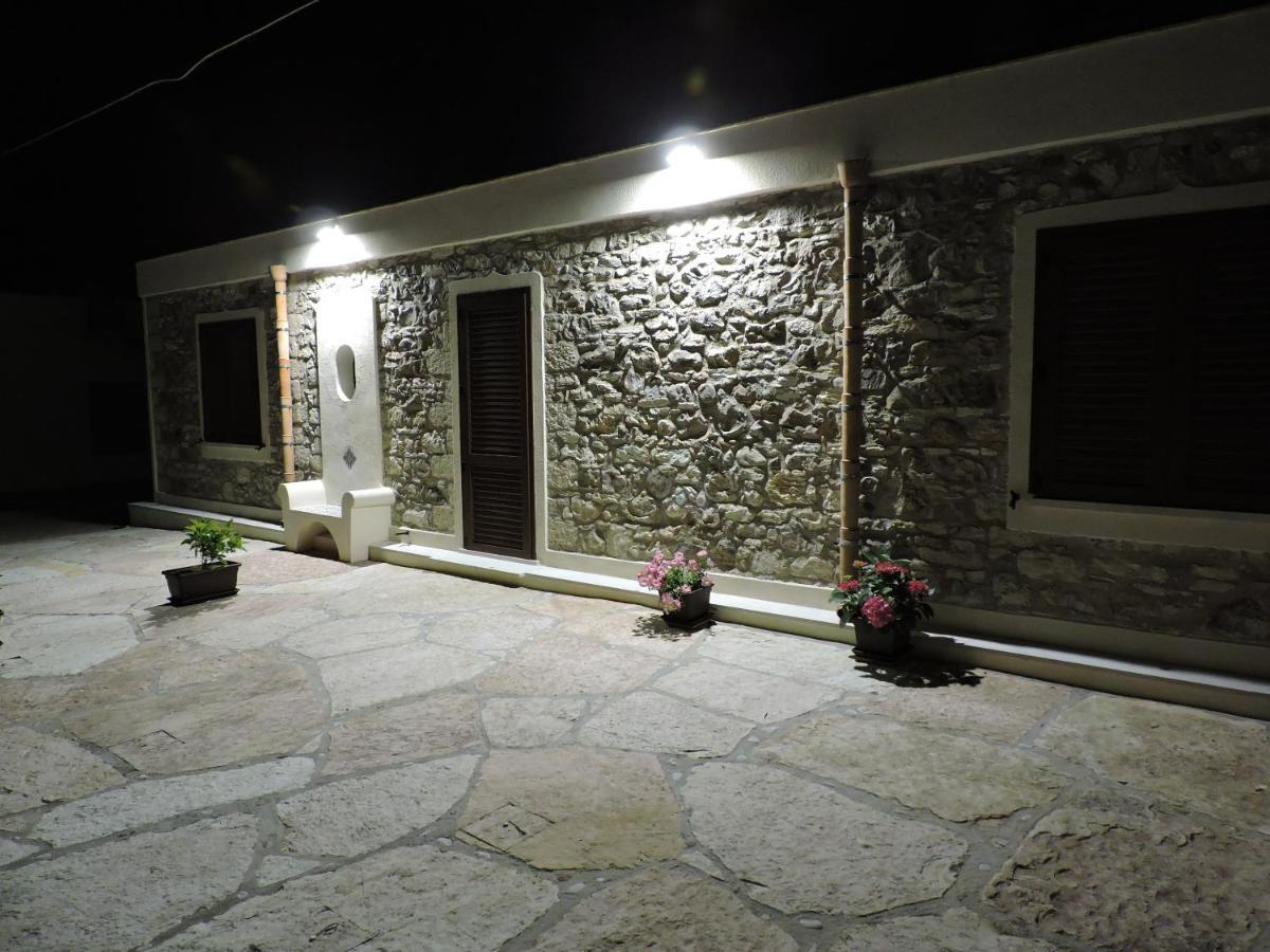 Ummari Casale Sammartano Apartments מראה חיצוני תמונה